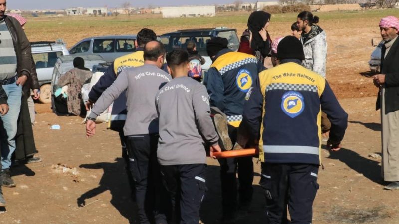 الدفاع المدني السوري: قسد تمنع الممرات الآمنة وأهالي دير حافر ومسكنة يعبرون الجسور المدمرة (صور)