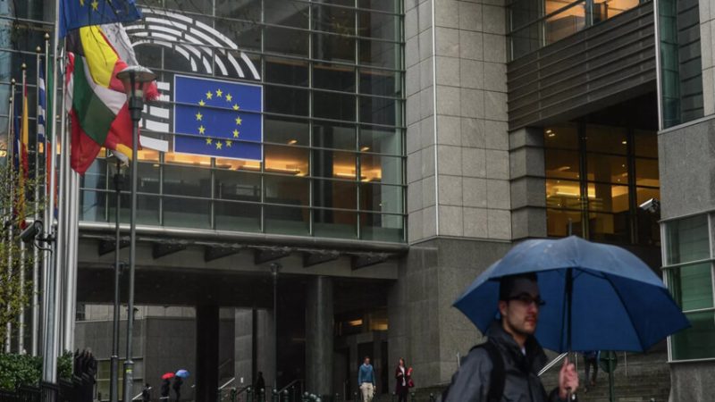 “فاينانشال تايمز”: الاتحاد الأوروبي يستعد لحظر تدريجي على المعدات الصينية في البنية التحتية الحيوية