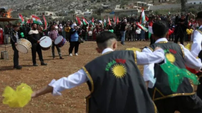 بين الترحيب والتحفظ.. هكذا تفاعل السوريون مع مرسوم الشرع حول حقوق الأكراد في سوريا