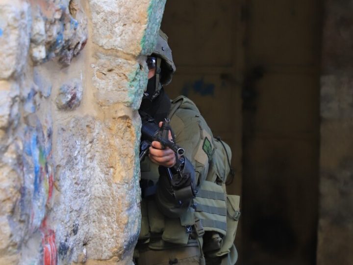 زلزال أمني يضرب إسرائيل.. اعتقال شقيقين من المتشددين بتهمة التواصل مع “عميل أجنبي” وفرض حظر نشر شامل