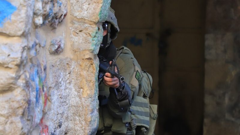 زلزال أمني يضرب إسرائيل.. اعتقال شقيقين من المتشددين بتهمة التواصل مع “عميل أجنبي” وفرض حظر نشر شامل