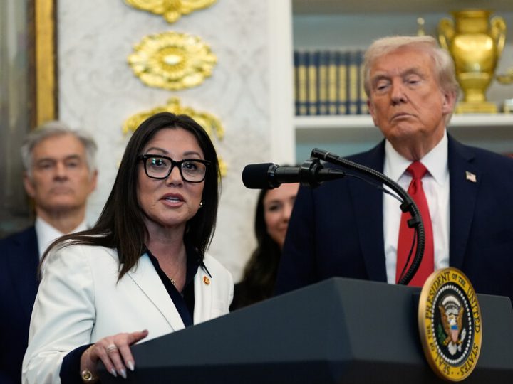 فضيحة مدوية.. وزيرة أمريكية متزوجة في “علاقة غير لائقة” مع موظف لديها اصطحبت مرؤوسين إلى نادي تعرّ