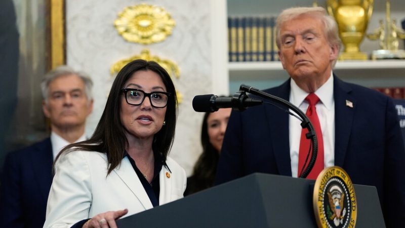 فضيحة مدوية.. وزيرة أمريكية متزوجة في “علاقة غير لائقة” مع موظف لديها اصطحبت مرؤوسين إلى نادي تعرّ