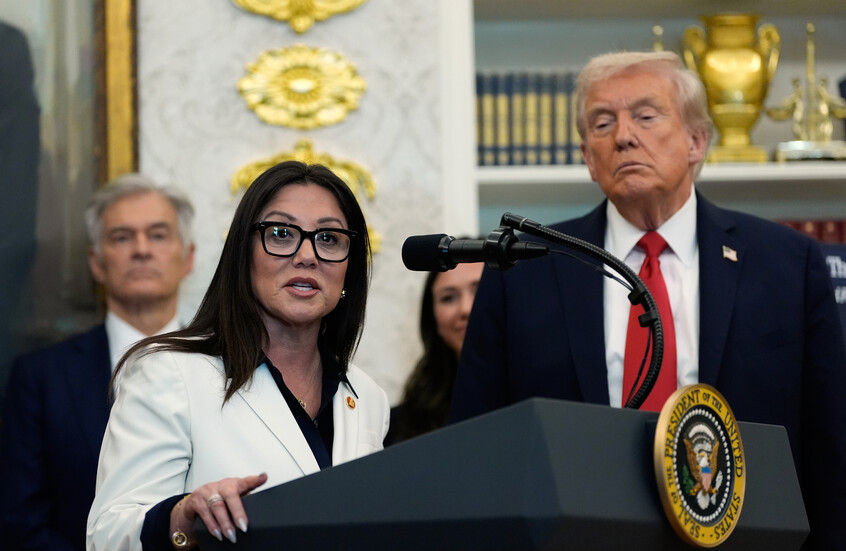 فضيحة مدوية.. وزيرة أمريكية متزوجة في “علاقة غير لائقة” مع موظف لديها اصطحبت مرؤوسين إلى نادي تعرّ