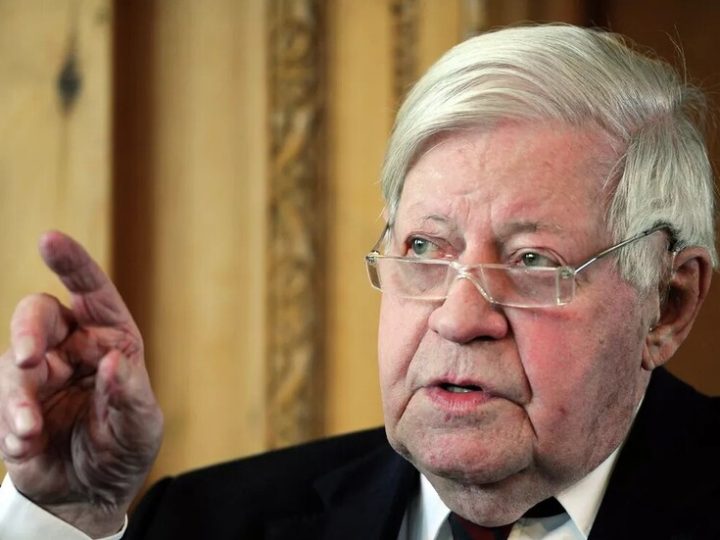 بيلد: تدنيس قبر المستشار الألماني الأسبق هيلموت شميت في هامبورغ بشعارات نازية (صورة)