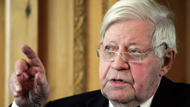 بيلد: تدنيس قبر المستشار الألماني الأسبق هيلموت شميت في هامبورغ بشعارات نازية (صورة)