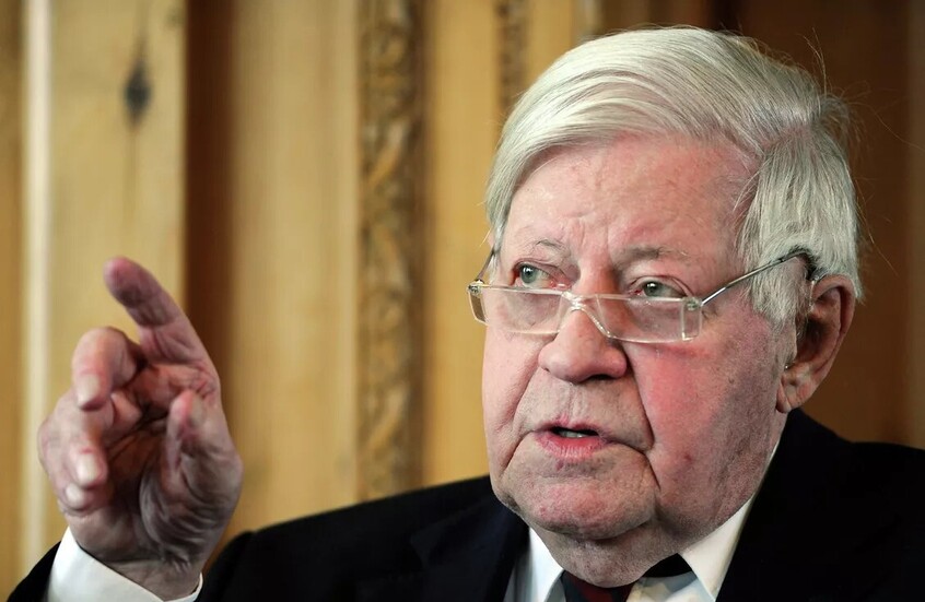 بيلد: تدنيس قبر المستشار الألماني الأسبق هيلموت شميت في هامبورغ بشعارات نازية (صورة)