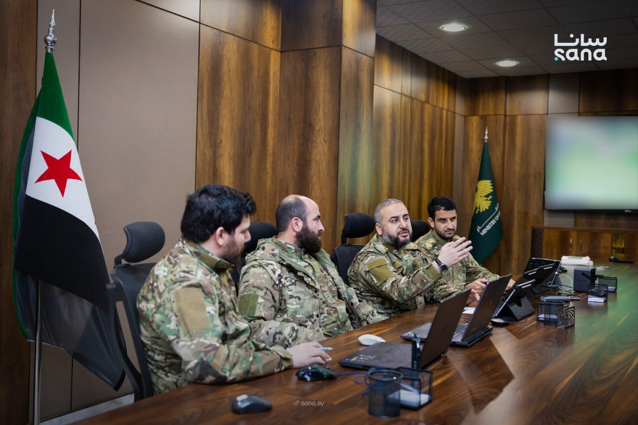 وزير الدفاع السوري يشيد بانضباط وتضحيات الجيش ويتفقد تطبيق وقف إطلاق النار مع “قسد”