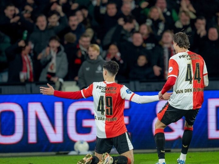 “هذا الشبل من ذاك الأسد”.. نجل “الطائر” فان بيرسي يسجل هدفا مذهلا (فيديو)