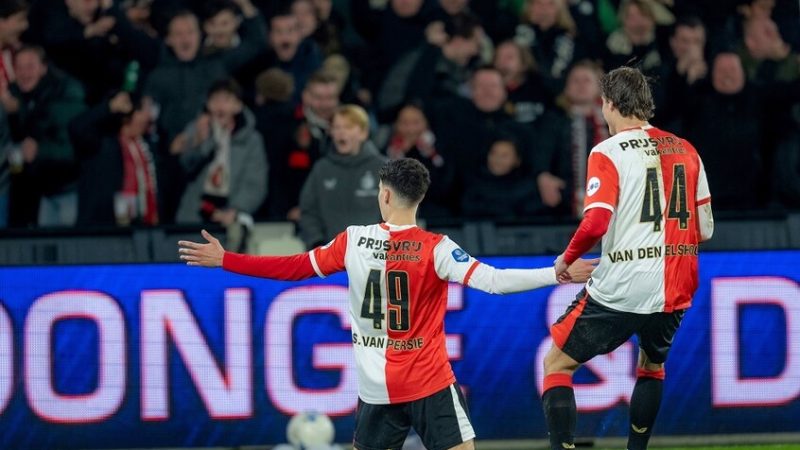 “هذا الشبل من ذاك الأسد”.. نجل “الطائر” فان بيرسي يسجل هدفا مذهلا (فيديو)