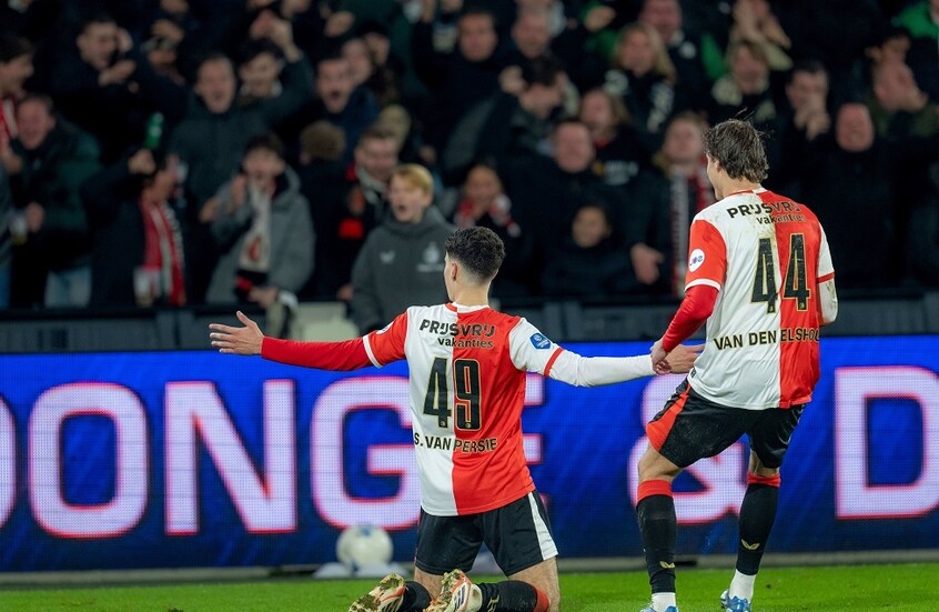 “هذا الشبل من ذاك الأسد”.. نجل “الطائر” فان بيرسي يسجل هدفا مذهلا (فيديو)