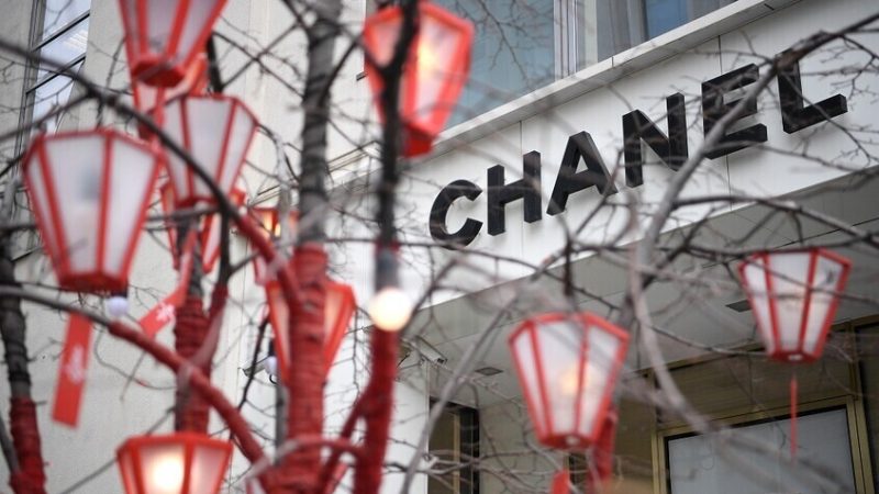 “شانيل” تطلب إعادة تسجيل علامتها التجارية في روسيا