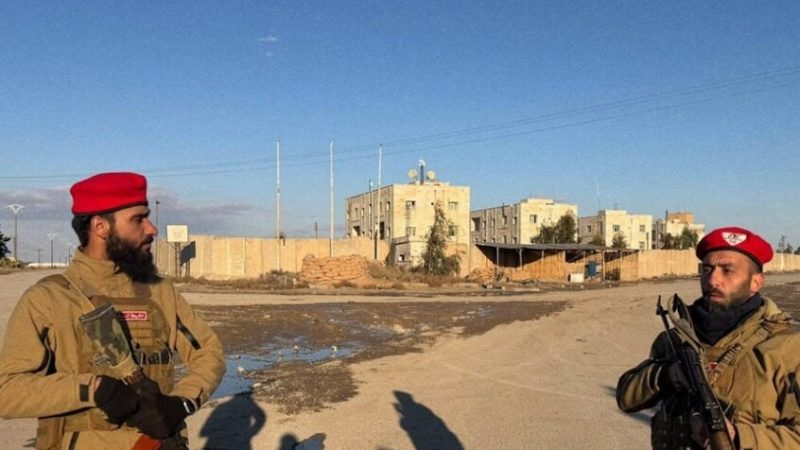 الحكومة السورية تحمل قيادة “قسد” مسؤولية أي خرق أمني في السجون التي تؤوي عناصر “داعش”