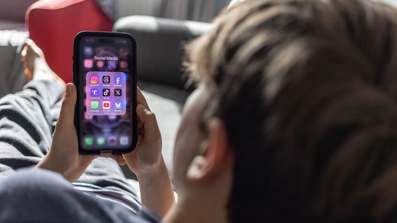 بريطانيا تتجه لتقييد وصول القاصرين إلى مواقع التواصل الاجتماعي وتشدد حظر الهواتف في المدارس