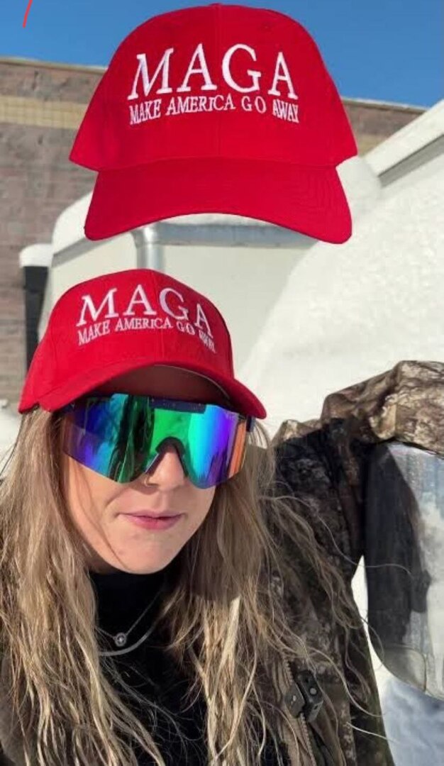 قبعات ساخرة في غرينلاند والدنمارك: “اجعل أمريكا تغادر!” ردا على أشهر شعارات ترامب (صور)