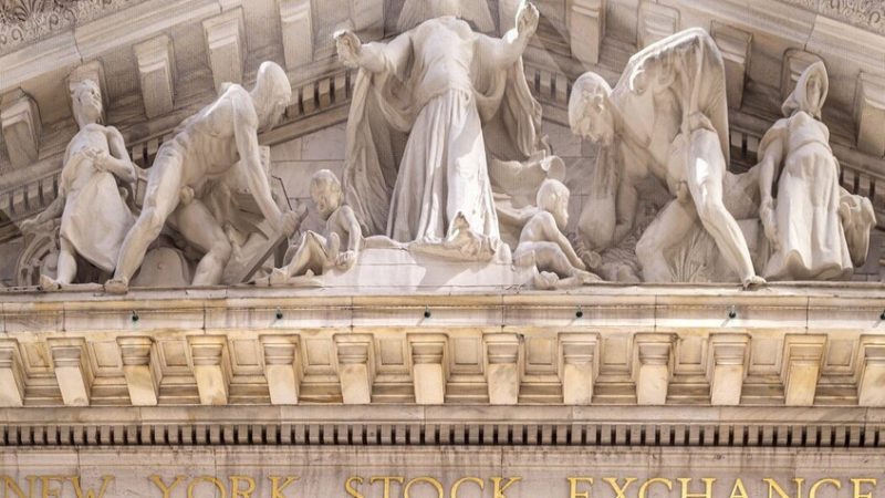 ضربة للأسواق.. خوف من حرب تجارية جديدة يهبط بالمؤشرات العالمية