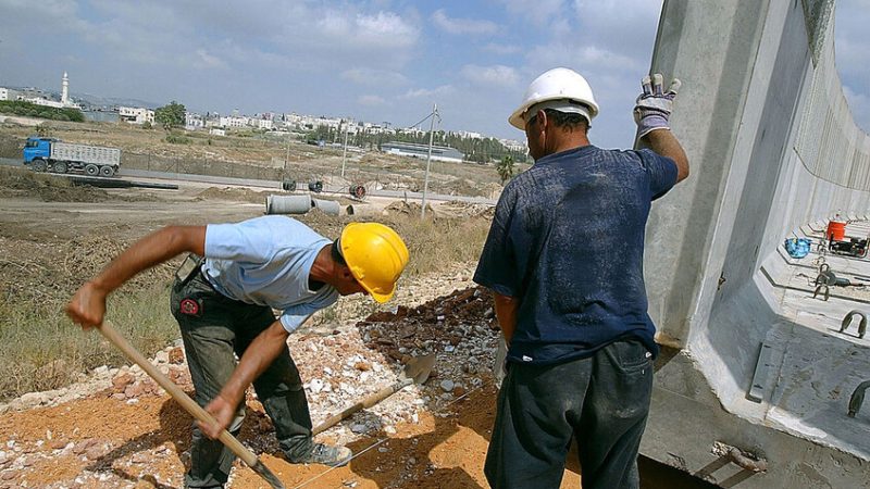 إسرائيل.. عودة العمال الفلسطينيين غير المعلنة تكشف عمق أزمة قطاع البناء