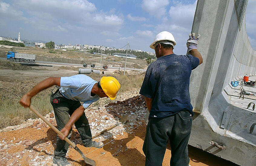 إسرائيل.. عودة العمال الفلسطينيين غير المعلنة تكشف عمق أزمة قطاع البناء