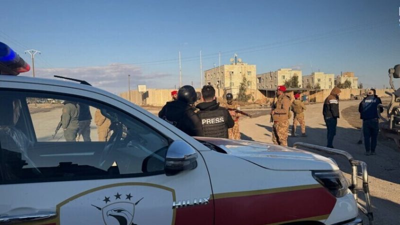 الأهالي يستجيبون لدعوة فض الاعتصام أمام سجن الاقطان في الرقة (فيديو)