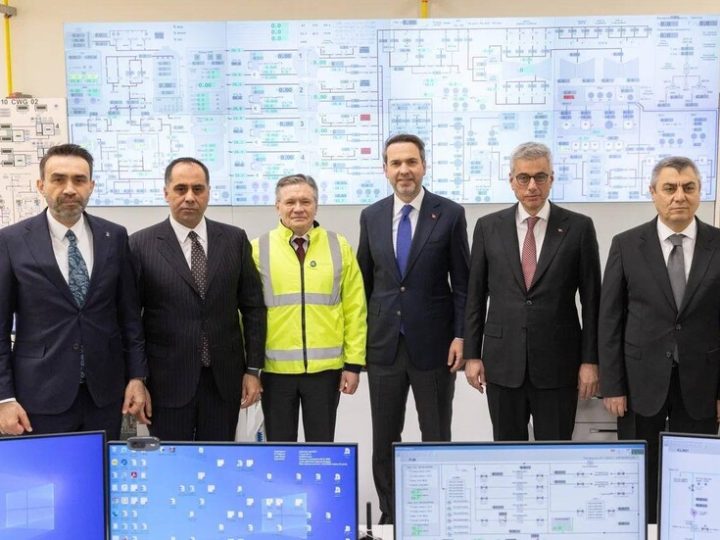 مدير “روساتوم” الروسية ووزير الطاقة التركي يزوران محطة “أكويو” النووية
