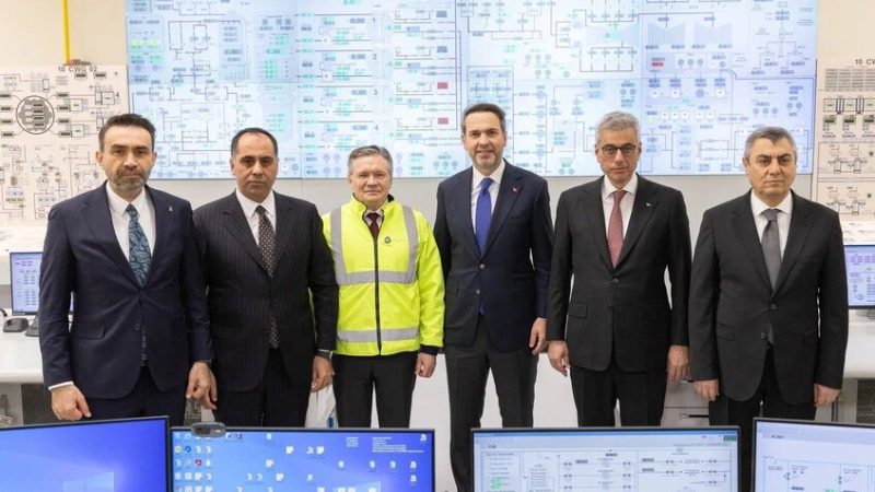 مدير “روساتوم” الروسية ووزير الطاقة التركي يزوران محطة “أكويو” النووية