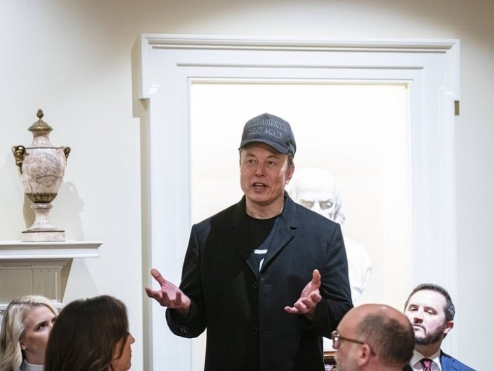 الرئيس التنفيذي لشركة “رايان إير” يقترح تسوية النزاع مع ماسك من خلال المصارعة الذراعية