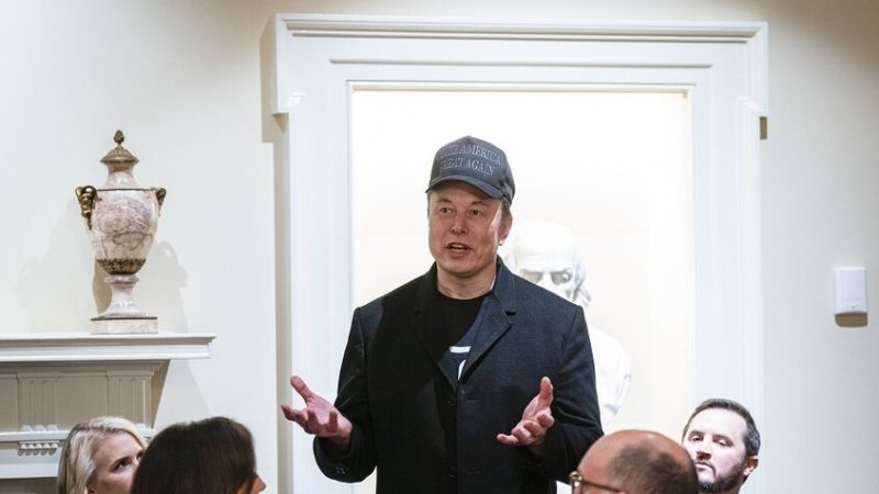 الرئيس التنفيذي لشركة “رايان إير” يقترح تسوية النزاع مع ماسك من خلال المصارعة الذراعية