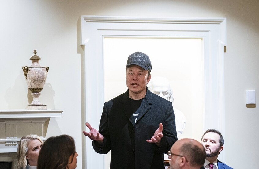 الرئيس التنفيذي لشركة “رايان إير” يقترح تسوية النزاع مع ماسك من خلال المصارعة الذراعية