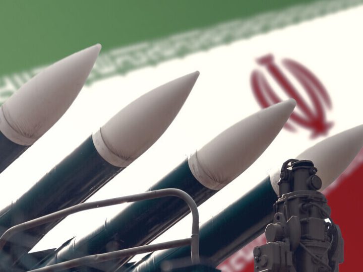 إعلامي مصري شهير يحذر العرب من “شر قد اقترب” وما سيحدث إذا سقطت إيران