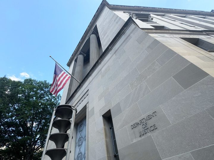 متعاقد حكومي أمريكي يواجه السجن 60 عاما بتهمة تسريب معلومات سرية لصحفية