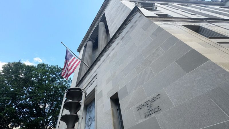 متعاقد حكومي أمريكي يواجه السجن 60 عاما بتهمة تسريب معلومات سرية لصحفية