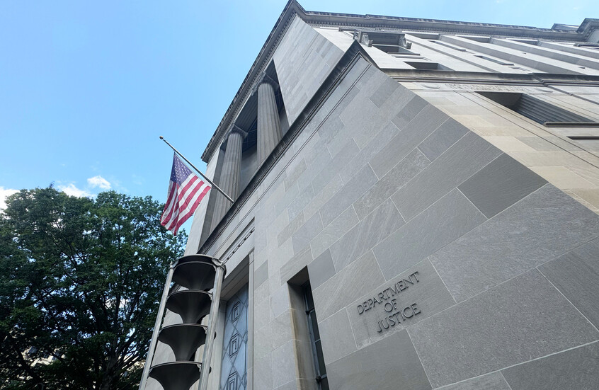 متعاقد حكومي أمريكي يواجه السجن 60 عاما بتهمة تسريب معلومات سرية لصحفية