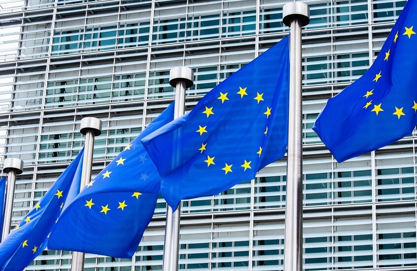 “بوليتيكو”: قادة الاتحاد الأوروبي يفهمون أن النظام العالمي القديم انتهى