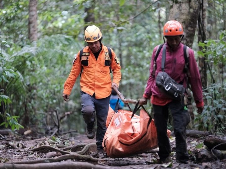 انتشال جثث جميع ضحايا تحطم الطائرة في إندونيسيا (فيديو)