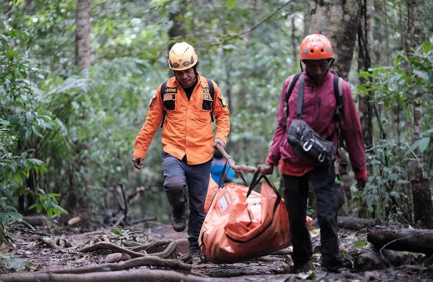 انتشال جثث جميع ضحايا تحطم الطائرة في إندونيسيا (فيديو)
