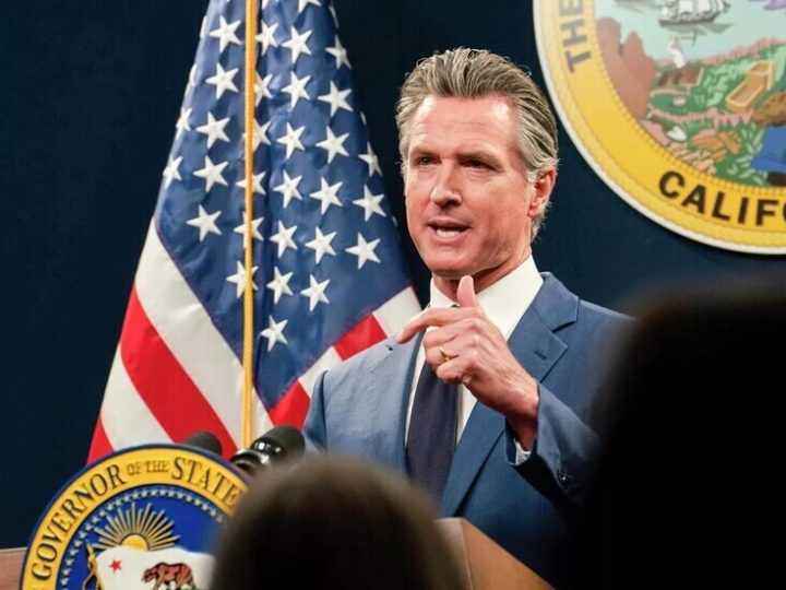 “ديناصور مخه بحجم حبة جوز”.. وزير المالية الأمريكي يهاجم حاكم كاليفورنيا