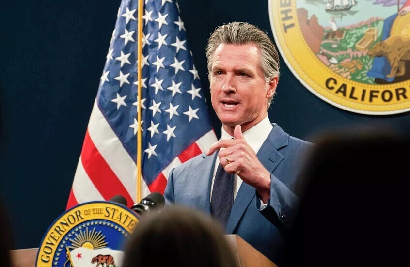 “ديناصور مخه بحجم حبة جوز”.. وزير المالية الأمريكي يهاجم حاكم كاليفورنيا