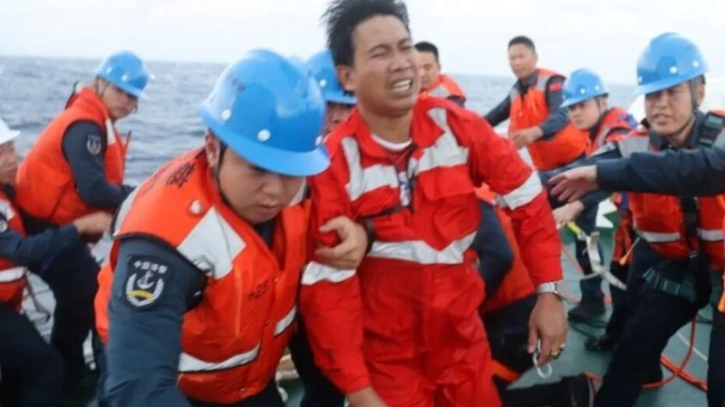 فقدان 8 أشخاص وإنقاذ 13 بعد انقلاب قارب يقل فلبينيين في بحر الصين الجنوبي (صور)