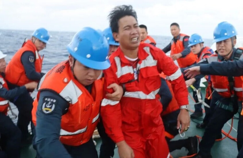 فقدان 8 أشخاص وإنقاذ 13 بعد انقلاب قارب يقل فلبينيين في بحر الصين الجنوبي (صور)