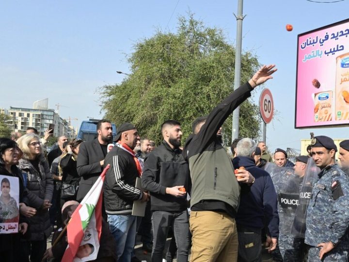 أهالي ضحايا انفجار مرفأ بيروت يرشقون مبنى الجمارك بالطماطم (فيديو)