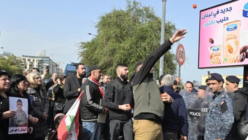 أهالي ضحايا انفجار مرفأ بيروت يرشقون مبنى الجمارك بالطماطم (فيديو)