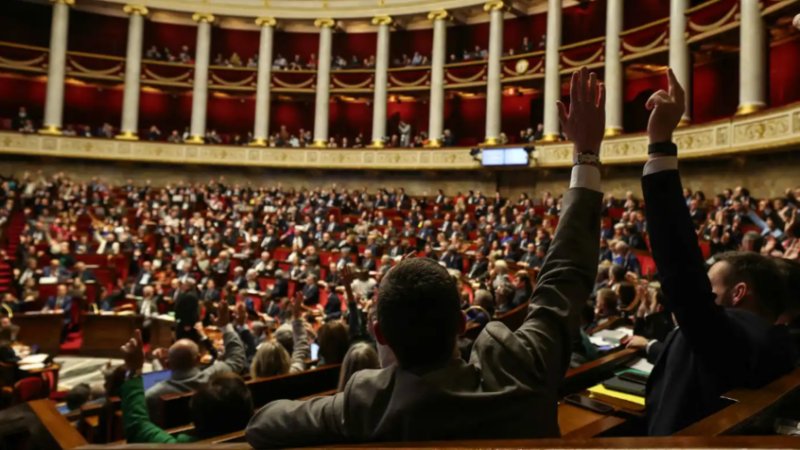 الحكومة الفرنسية تنجو من تصويتين بحجب الثقة إثر خلافات على الميزانية