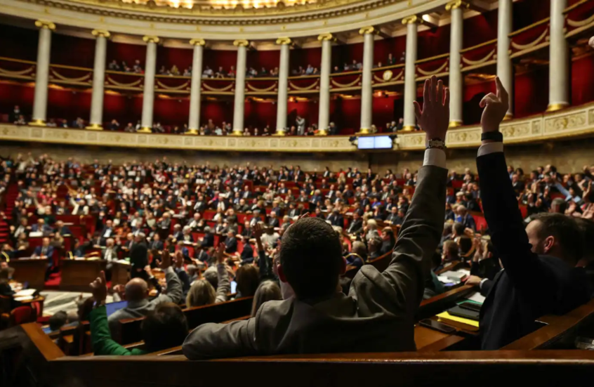 الحكومة الفرنسية تنجو من تصويتين بحجب الثقة إثر خلافات على الميزانية