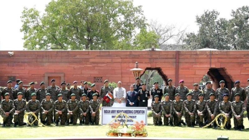 الجيش الهندي يسجل رقما قياسيا عالميا في تسلق قمة إيفرست (صور)