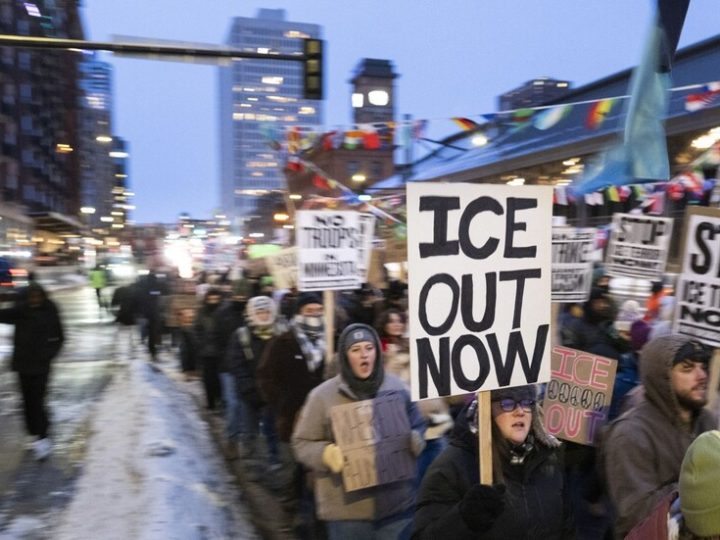 احتجاز طفل عمره 5 سنوات مع والده المهاجر يثير سجالا حول تكتيكات الهجرة الأمريكية