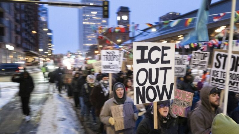 احتجاز طفل عمره 5 سنوات مع والده المهاجر يثير سجالا حول تكتيكات الهجرة الأمريكية