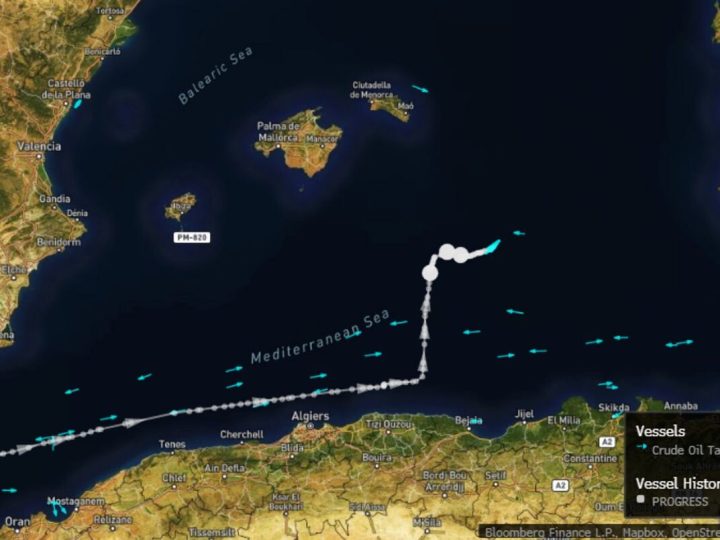 “بلومبرغ”: حادث خطير لسفينة نفط ترفع العلم الروسي قبالة سواحل الجزائر (صورة)