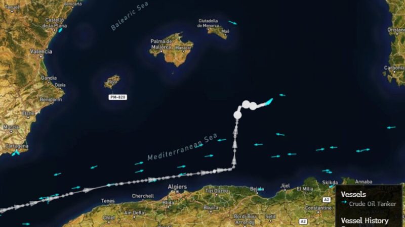 “بلومبرغ”: حادث خطير لسفينة نفط ترفع العلم الروسي قبالة سواحل الجزائر (صورة)