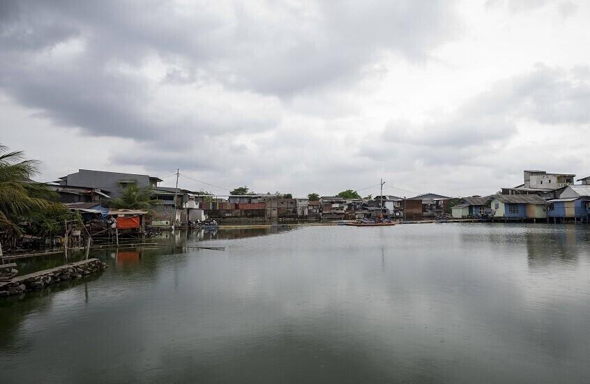 مقتل 7 أشخاص وفقدان 82 آخرين جراء انهيار أرضي في إندونيسيا (فيديو)