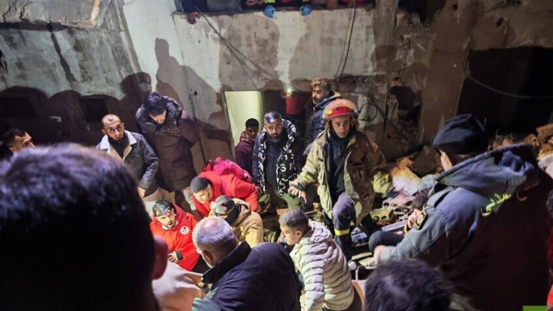 لبنان.. انهيار مبنى في طرابلس وفرق الإنقاذ تواصل البحث عن الناجين تحت الأنقاض